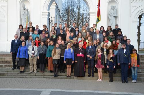 grupė konferencijos dalyvių prie Telšių Katedros.