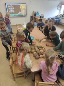 Ikimokyklinio ugdymo skyriuje ,,Kregždutė“ pakvipo rudeniu